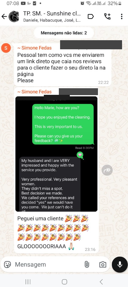 Cliente comemorando nova cliente após elogio de cliente americana