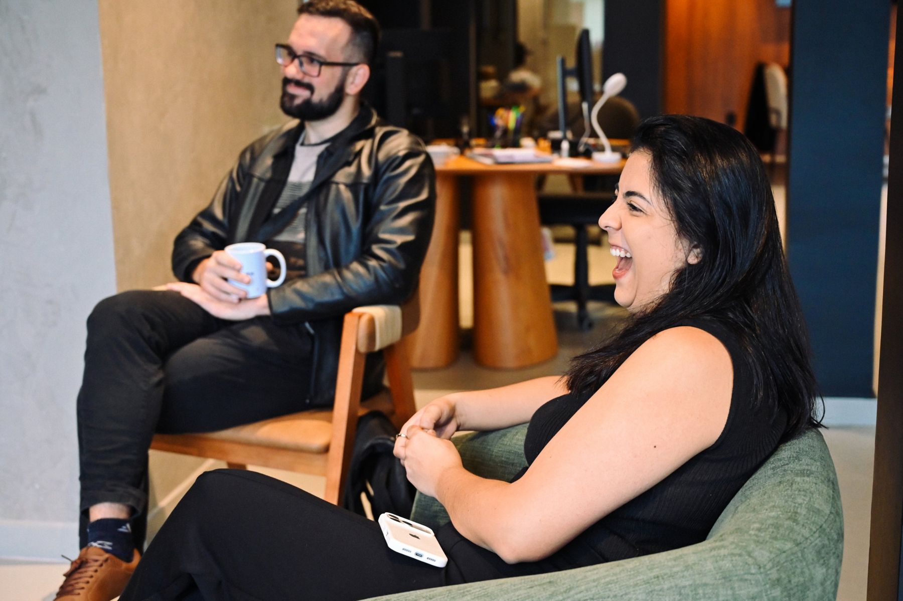 Sócios e time conversando no escritório