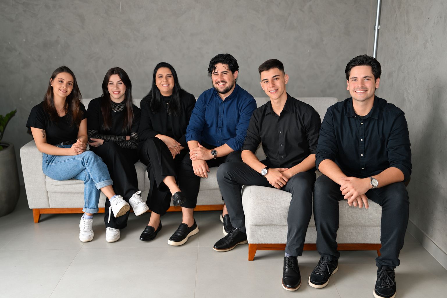 Time da OutClean reunido no escritório